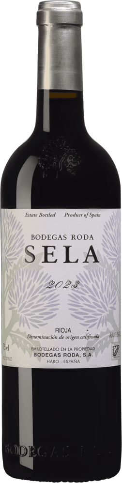 En glasflaska med Bodegas Roda Sela 2022, ett rött vin från Rioja i Spanien