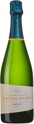 En glasflaska med Exton Park Reserve Blend RB 32 Brut, en mousserande från England i Storbritannien