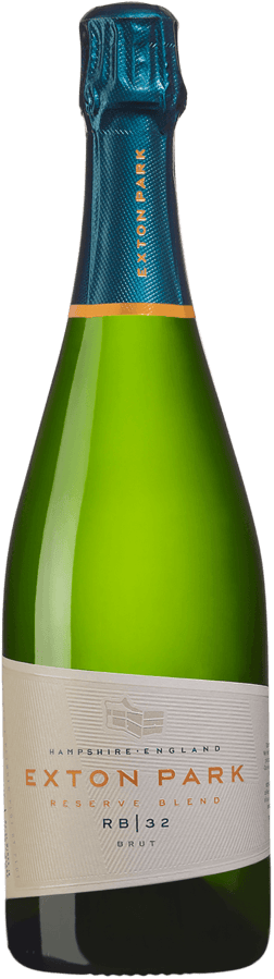 En glasflaska med Exton Park Reserve Blend RB 32 Brut, en mousserande från England i Storbritannien