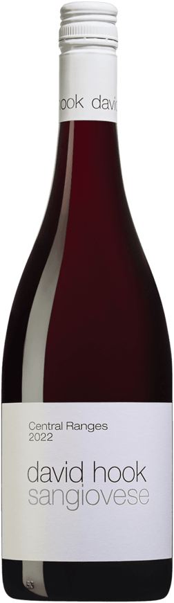 En lättare glasflaska med David Hook Sangiovese 2022, ett rött vin från New South Wales i Australien