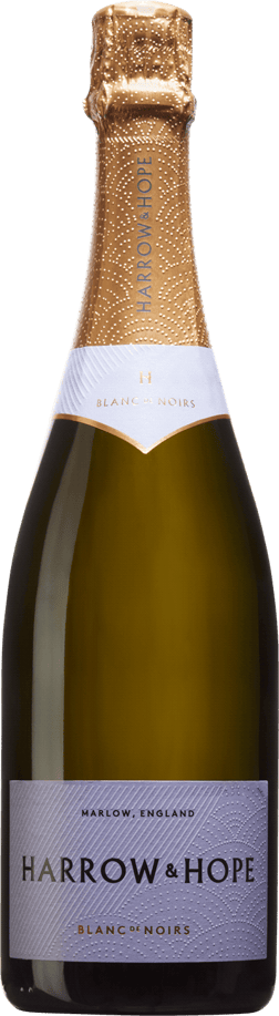 En glasflaska med Harrow & Hope Blanc de Noir 2018, en mousserande från England i Storbritannien