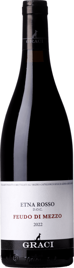En glasflaska med Luigi Pira Langhe Nebbiolo 2021, ett rött vin från Sicilien i Italien