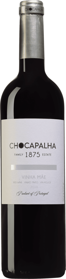 En glasflaska med Chocapalha Vinha Mãe 2018, ett rött vin från Lisboa i Portugal