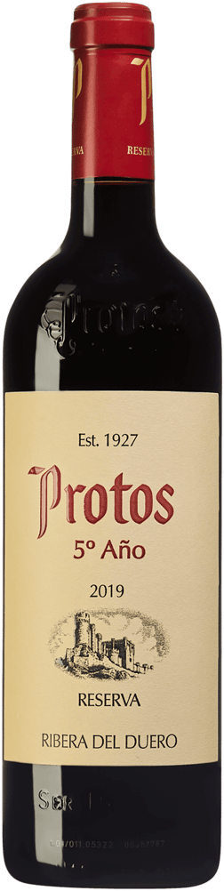 En glasflaska med Protos Reserva 2019, ett rött vin från Kastilien-León i Spanien