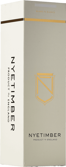 En glasflaska med Nyetimber Blanc de Blancs 2016, en mousserande från Storbritannien