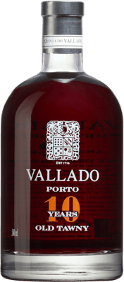 En glasflaska med Vallado Tawny Port 10 Years Old, en starkvin från Douro i Portugal