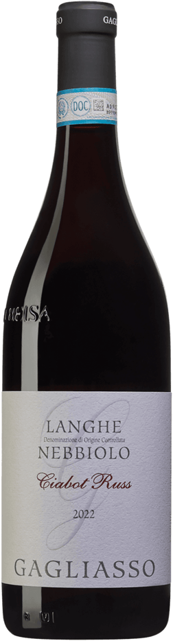 En glasflaska med Gagliasso Langhe Nebbiolo Ciabot Russ 2022, ett rött vin från Piemonte i Italien