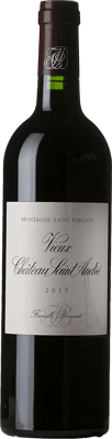 En glasflaska med PAI Bodegas Albamar, ett rött vin från Bordeaux i Frankrike