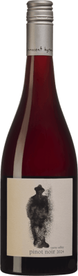 En glasflaska med Innocent Bystander Pinot Noir, ett rött vin från Victoria i Australien