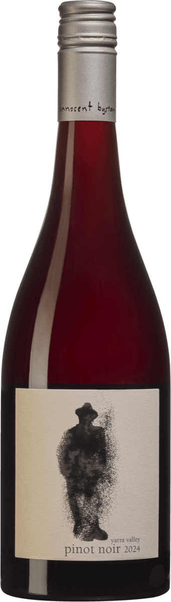En glasflaska med Innocent Bystander Pinot Noir, ett rött vin från Victoria i Australien