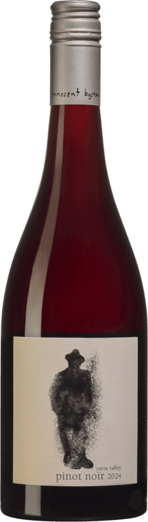 En glasflaska med Innocent Bystander Pinot Noir, ett rött vin från Victoria i Australien