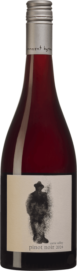 En glasflaska med Innocent Bystander Pinot Noir 2023, ett rött vin från Victoria i Australien