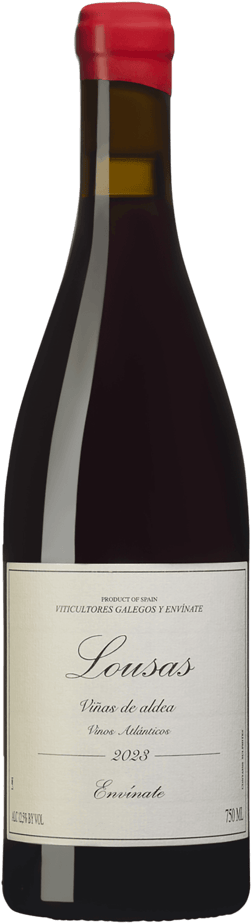 En glasflaska med Envinate Lousas Viñas de Aldea 2023, ett rött vin från Galicien i Spanien