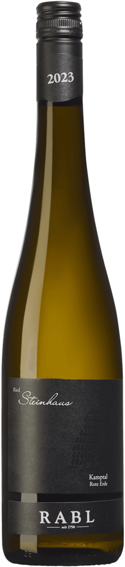 En glasflaska med Rabl Riesling Steinhaus Rote Erde 2023, ett vitt vin från Niederösterreich i Österrike