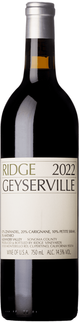 En glasflaska med Ridge Geyserville 2022, ett rött vin från Kalifornien i USA