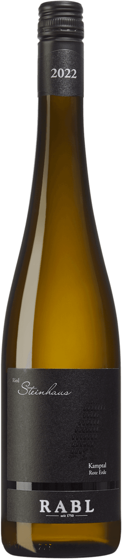 En glasflaska med Rabl Riesling Rote Erde 2022, ett vitt vin från Niederösterreich i Österrike
