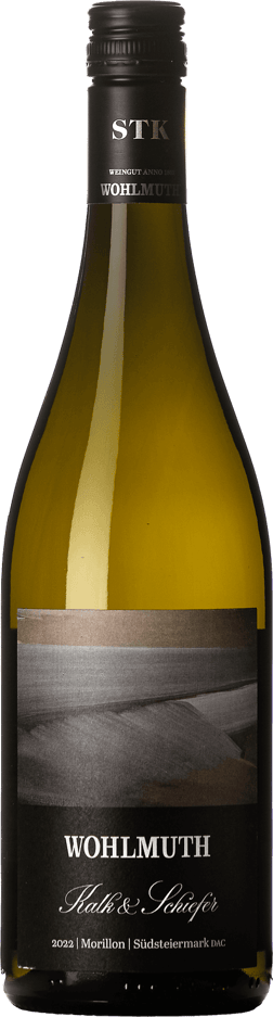 En glasflaska med Wohlmuth Morillon Kalk & Schiefer 2022, ett vitt vin från Steiermark i Österrike