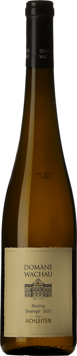 En glasflaska med Domäne Wachau Riesling Smaragd Ried Achleiten 2023, ett vitt vin från Niederösterreich i Österrike