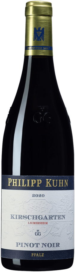 En glasflaska med Philipp Kuhn Kirschgarten Pinot Noir Grosses Gewächs 2020, ett rött vin från Pfalz i Tyskland