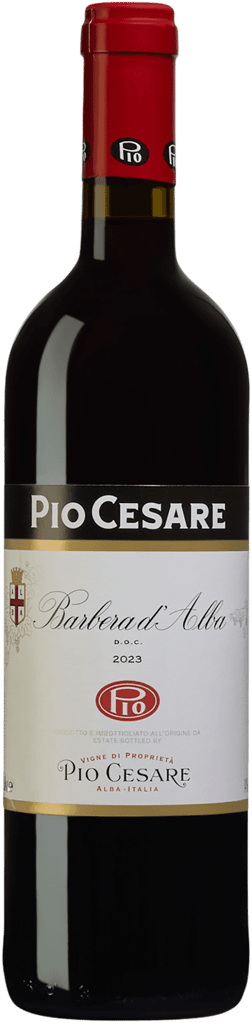 En lättare glasflaska med Pio Cesare Barbera d'Alba 2023, ett rött vin från Piemonte i Italien