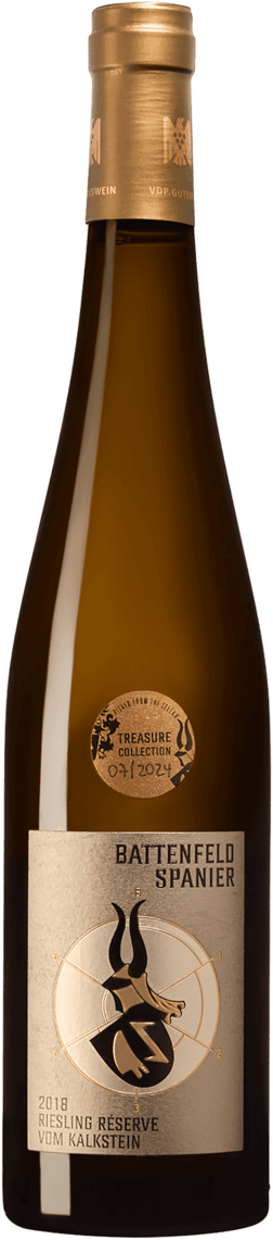 En glasflaska med Battenfeld Spanier Riesling Réserve Vom Kalkstein Treasure Collection 2018, ett vitt vin från Rheinhessen i Tyskland