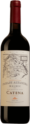 En glasflaska med Catena Paraje Altamira Malbec, ett rött vin från Cuyo i Argentina