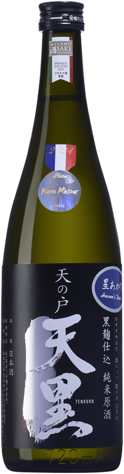 En glasflaska med Amanoto Tenkuro Kuro Koji Junmai Sake, en sake från Japan