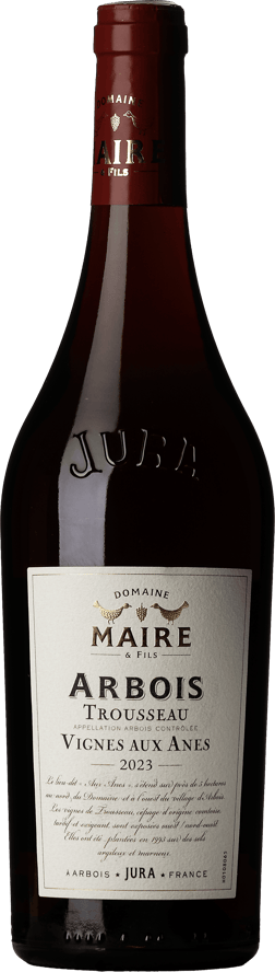 En glasflaska med Domaine Maire et Fils Arbois Trousseau Vignes aux Ânes 2023, ett rött vin från Jura i Frankrike