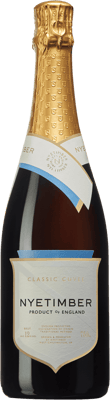 En glasflaska med Nyetimber Classic Cuvee, en mousserande från England i Storbritannien