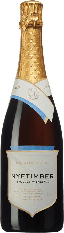 En glasflaska med Nyetimber Classic Cuvée, en mousserande från England i Storbritannien