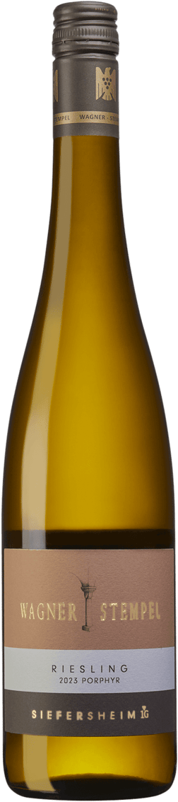 En glasflaska med Wagner Stempel Siefersheim Riesling Porphyr 2023, ett vitt vin från Rheinhessen i Tyskland